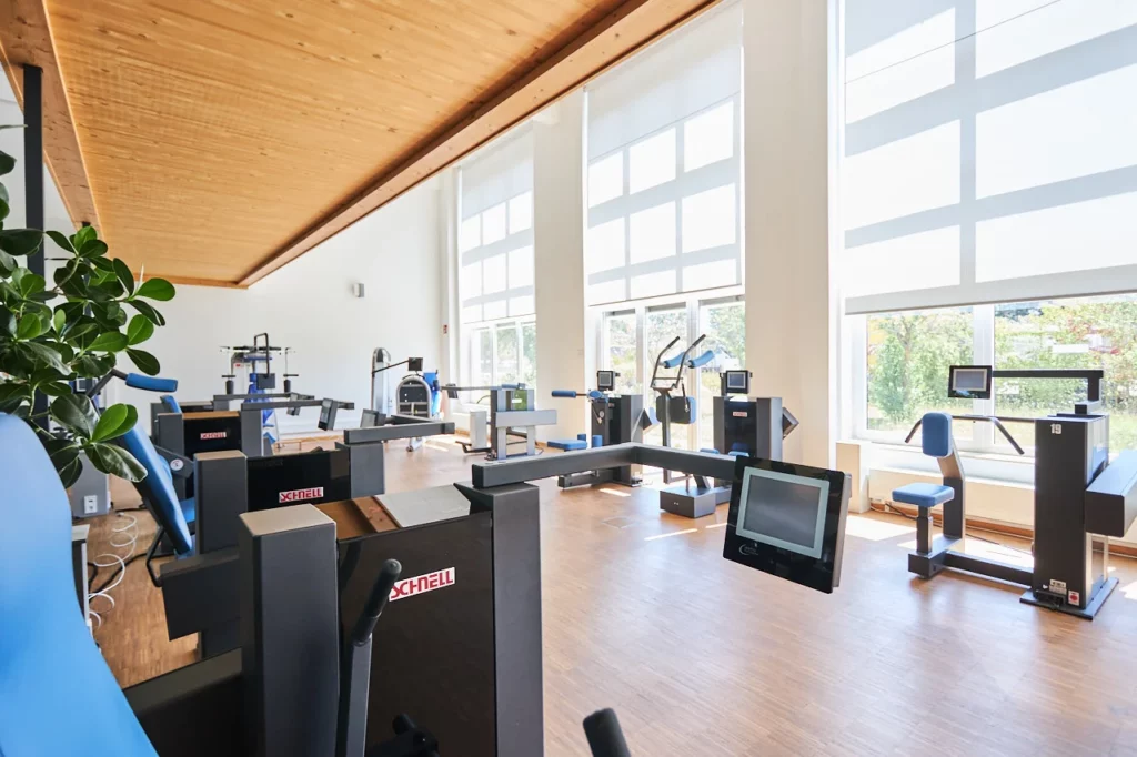 Raum mit Trainingsgeräten