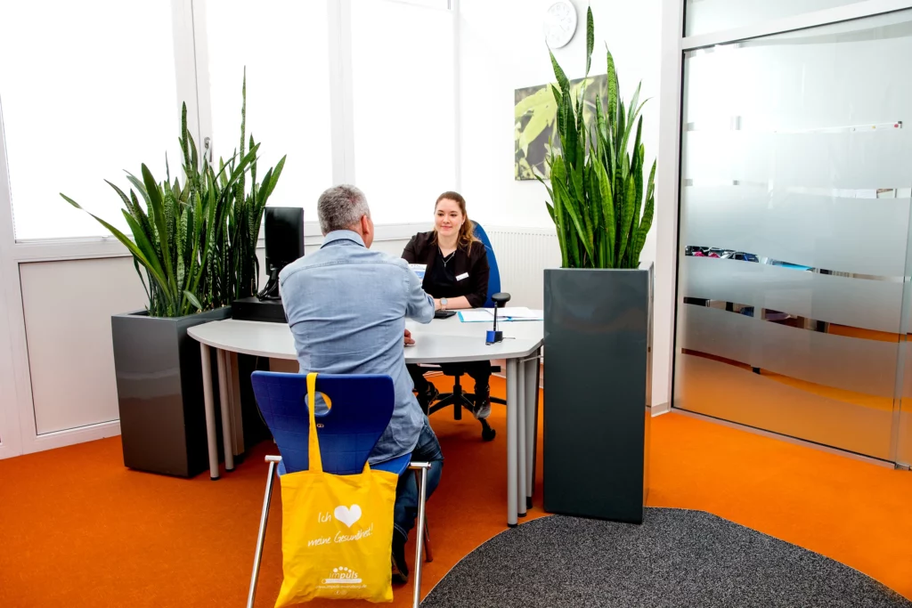 Zwei Personen sprechen über die Rehanachsorge